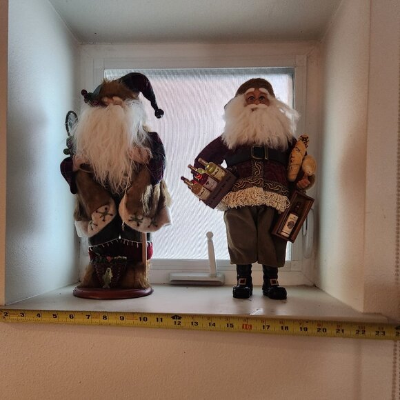 Santa Figurine holding wine and bread - Picture 7 of 8